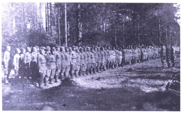 фото 4. В.И. Петров среди солдат батальон. 1944 г..jpg
